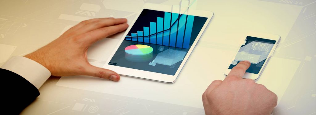 manager che controlla i grafici su tablet e smartphone