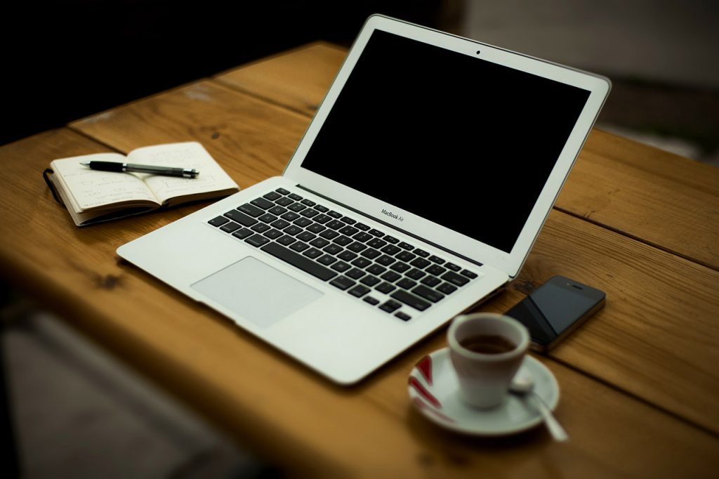 scrivere su un mac mentre si prende un caff&egrave;
