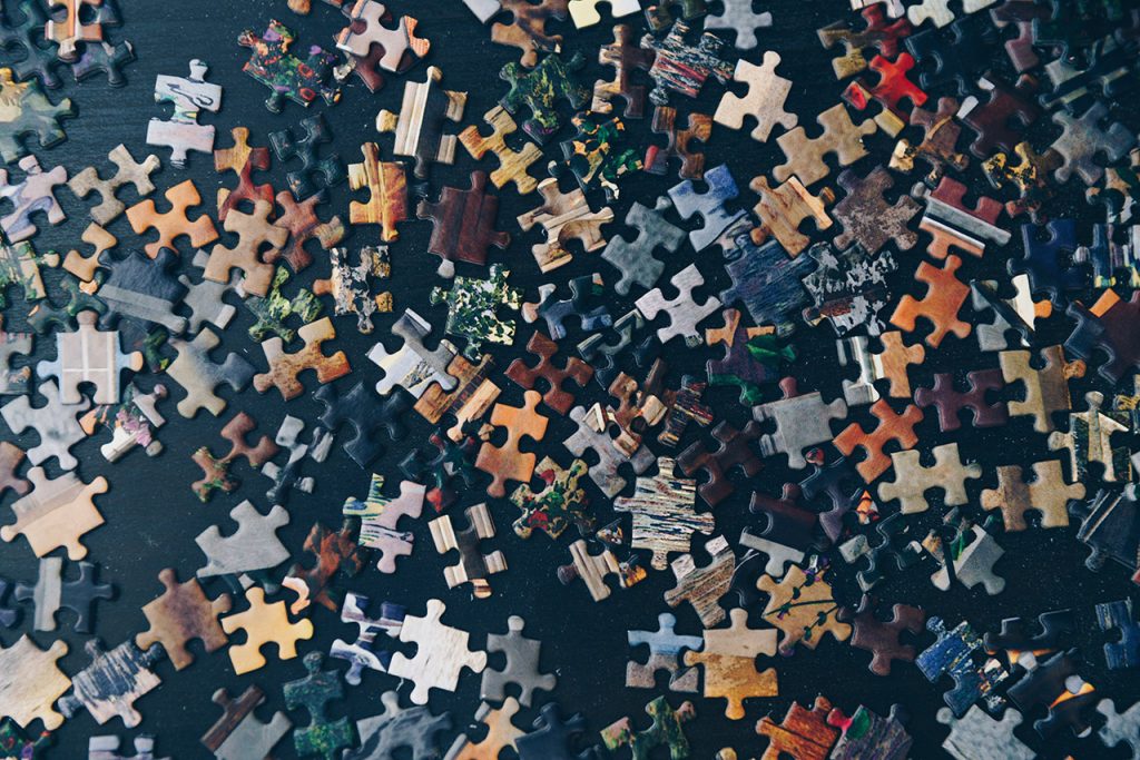 la sfida rappresentata da pezzi di un puzzle da unire