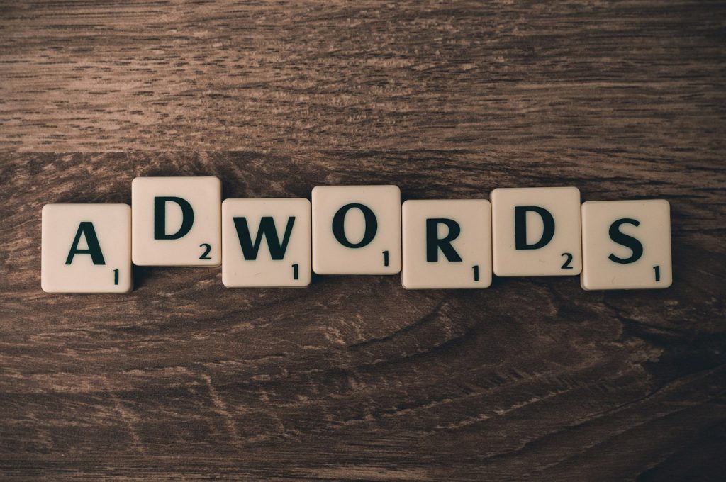 lettere dello scarabeo che formano la parola adwords