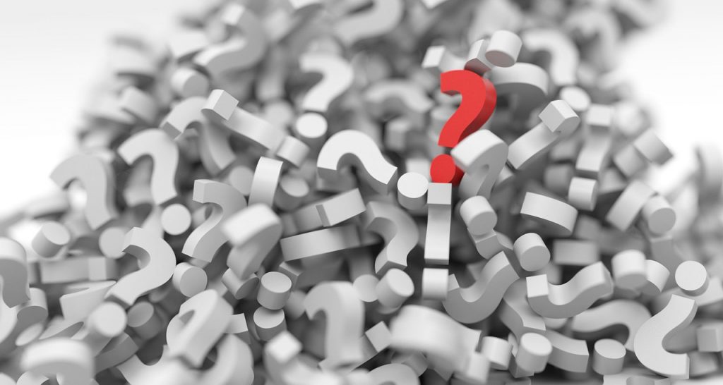 punto di domanda in rosso che si distingue da tutti gli altri simbolo di un'idea innovativa distintiva