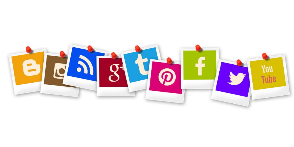 icone colorate dei social media raffigurate come polaroid